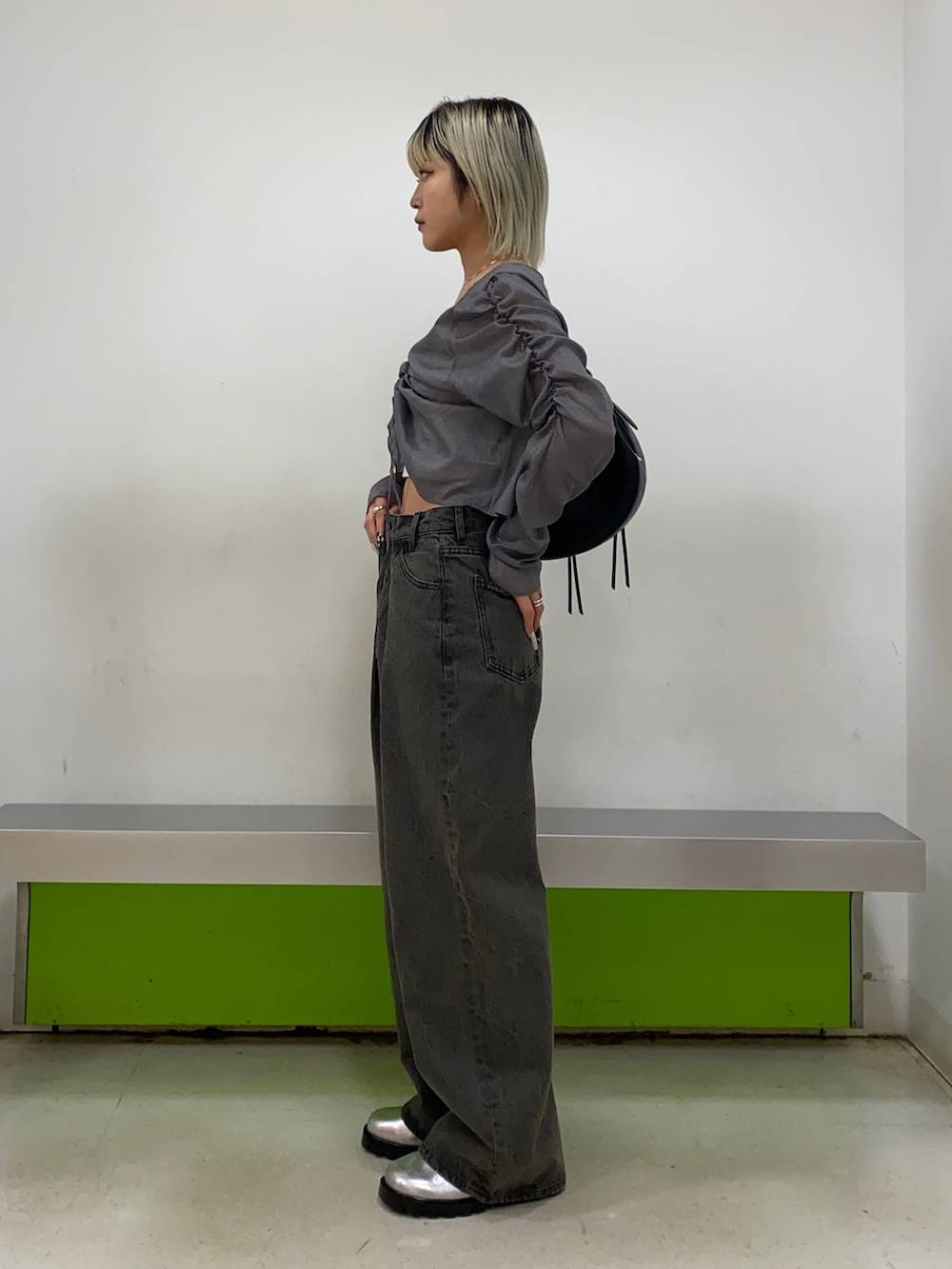 「ワントーン、低身長、JEANASIS」｜「JEANASISのフェイクレザーZIPムーンBAG/106926（ショルダーバッグ、ブラック系）」を使った、ミサ(JEANASiS)さん（レディース・155cm）の春コーディネートの2枚目の写真