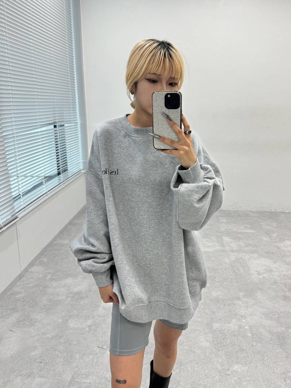 「低身長、JEANASIS」｜「JEANASISの【Les Fleurs】ロゴゴムハーフレギンス/127711（レギンス/スパッツ、グレー系）」を使った、ミサ(JEANASiS)さん（レディース・155cm）の秋コーディネートの2枚目の写真