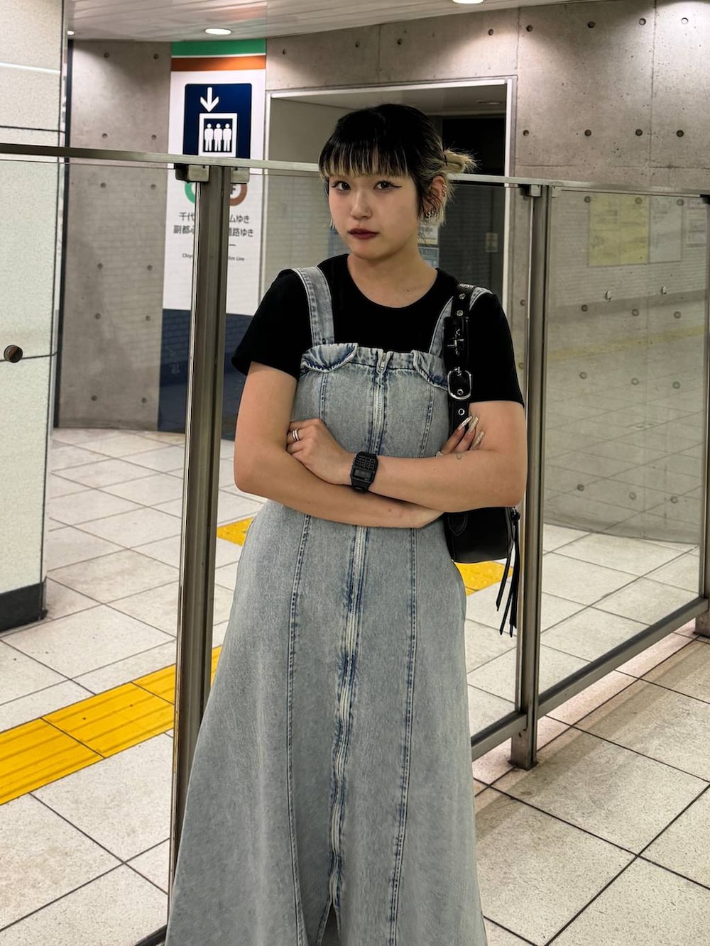 「低身長、JEANASIS」｜「JEANASISのフェイクレザーZIPムーンBAG/106926（ショルダーバッグ、ブラック系）」を使った、ミサ(JEANASiS)さん（レディース・155cm）の夏コーディネートの5枚目の写真