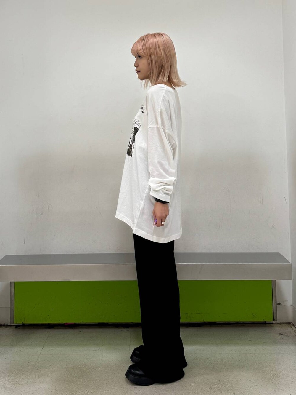 ブラック系のパンプス、ホワイト系のTシャツ/カットソー、ブラック系のその他パンツを着用したレディースの夏コーディネートの2枚目の写真