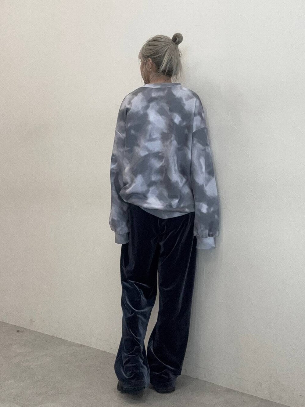 「低身長、JEANASIS」｜「JEANASISの【Les Fleurs】ベロアトラックパンツ/249539（その他パンツ、ブルー系）」を使った、ミサ(JEANASiS)さん（レディース・155cm）の秋コーディネートの2枚目の写真