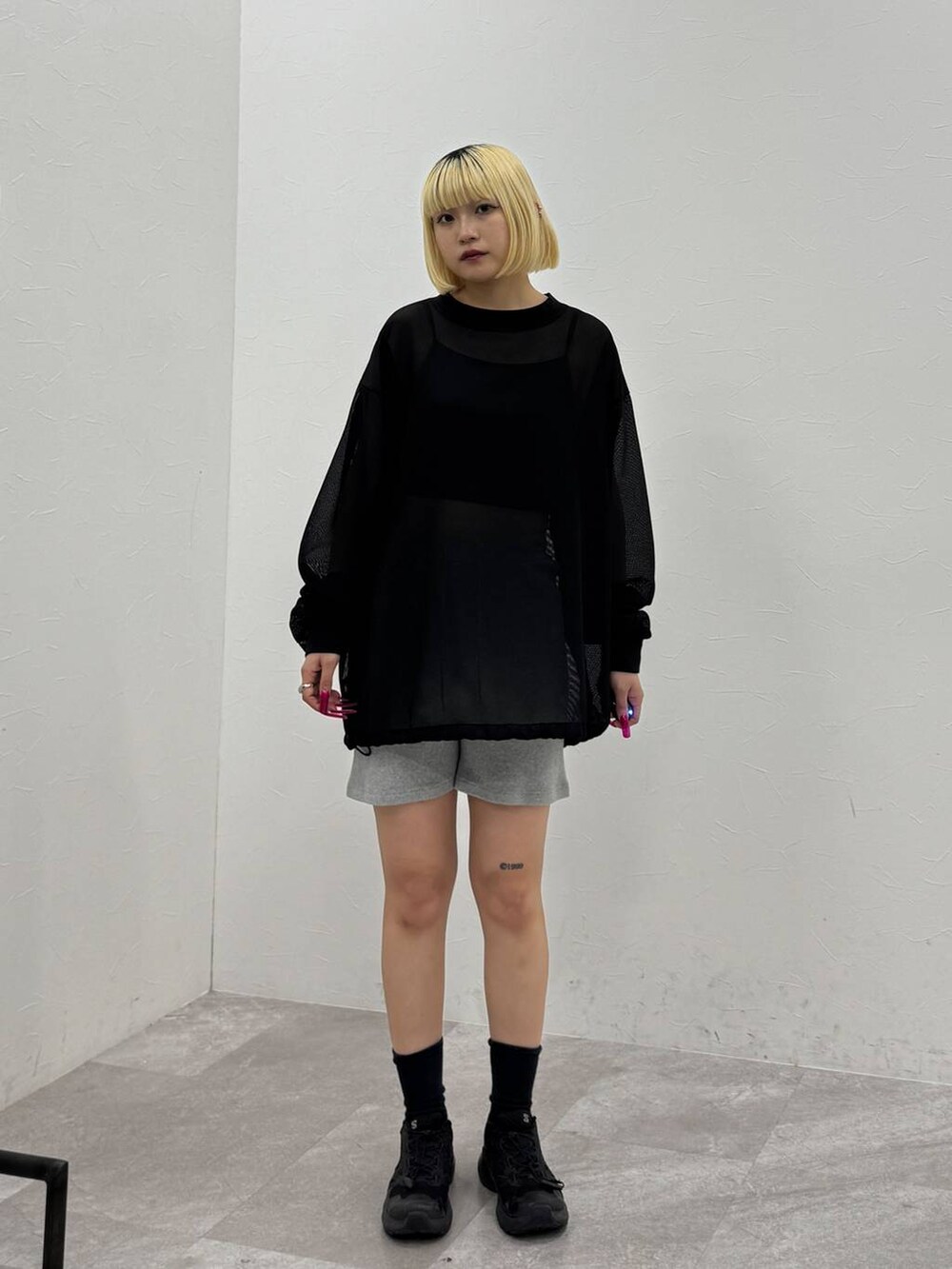 ブラック系のTシャツ/カットソー、グレー系のその他パンツを着用したレディースの春コーディネートの3枚目の写真