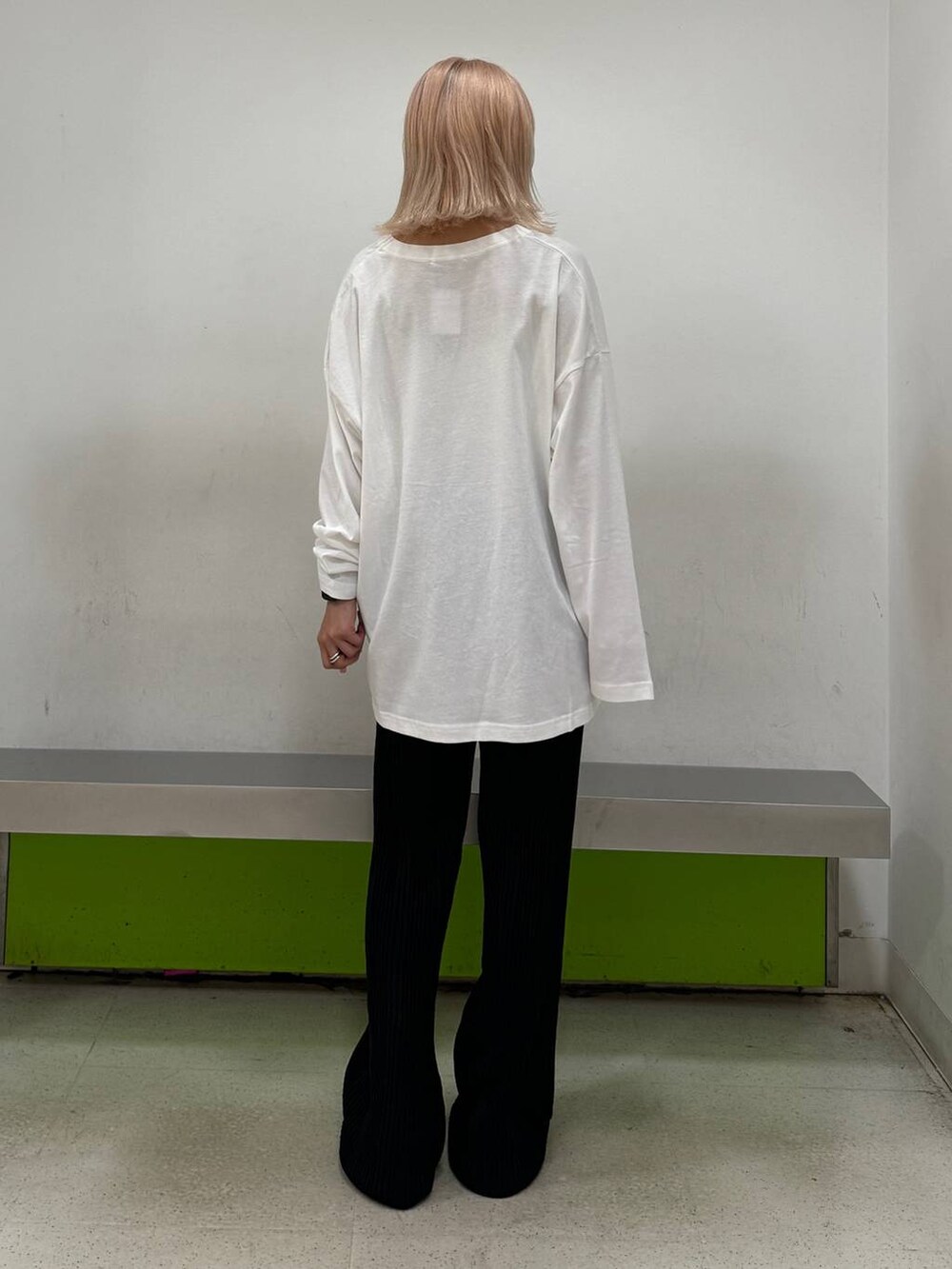 ブラック系のパンプス、ホワイト系のTシャツ/カットソー、ブラック系のその他パンツを着用したレディースの夏コーディネートの3枚目の写真