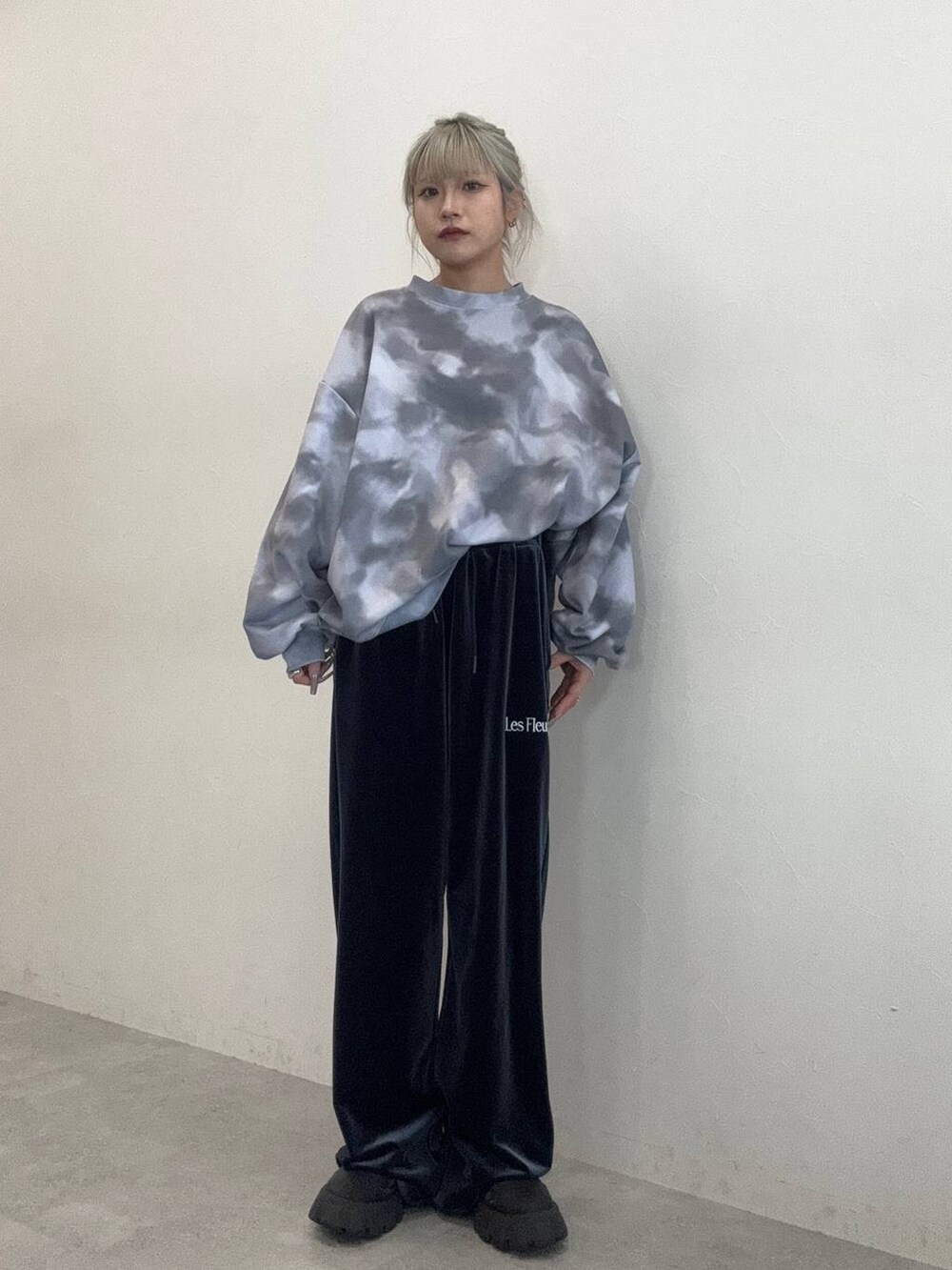 「低身長、JEANASIS」｜「JEANASISの【Les Fleurs】ベロアトラックパンツ/249539（その他パンツ、ブルー系）」を使った、ミサ(JEANASiS)さん（レディース・155cm）の秋コーディネートの3枚目の写真