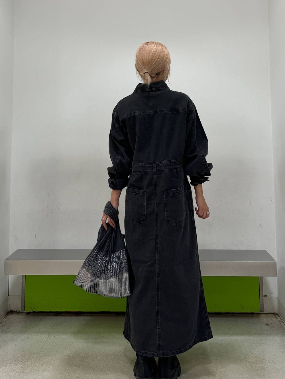 ブラック系のトートバッグ、ブラック系のシャツワンピースを着用したレディースの夏コーディネートの2枚目の写真