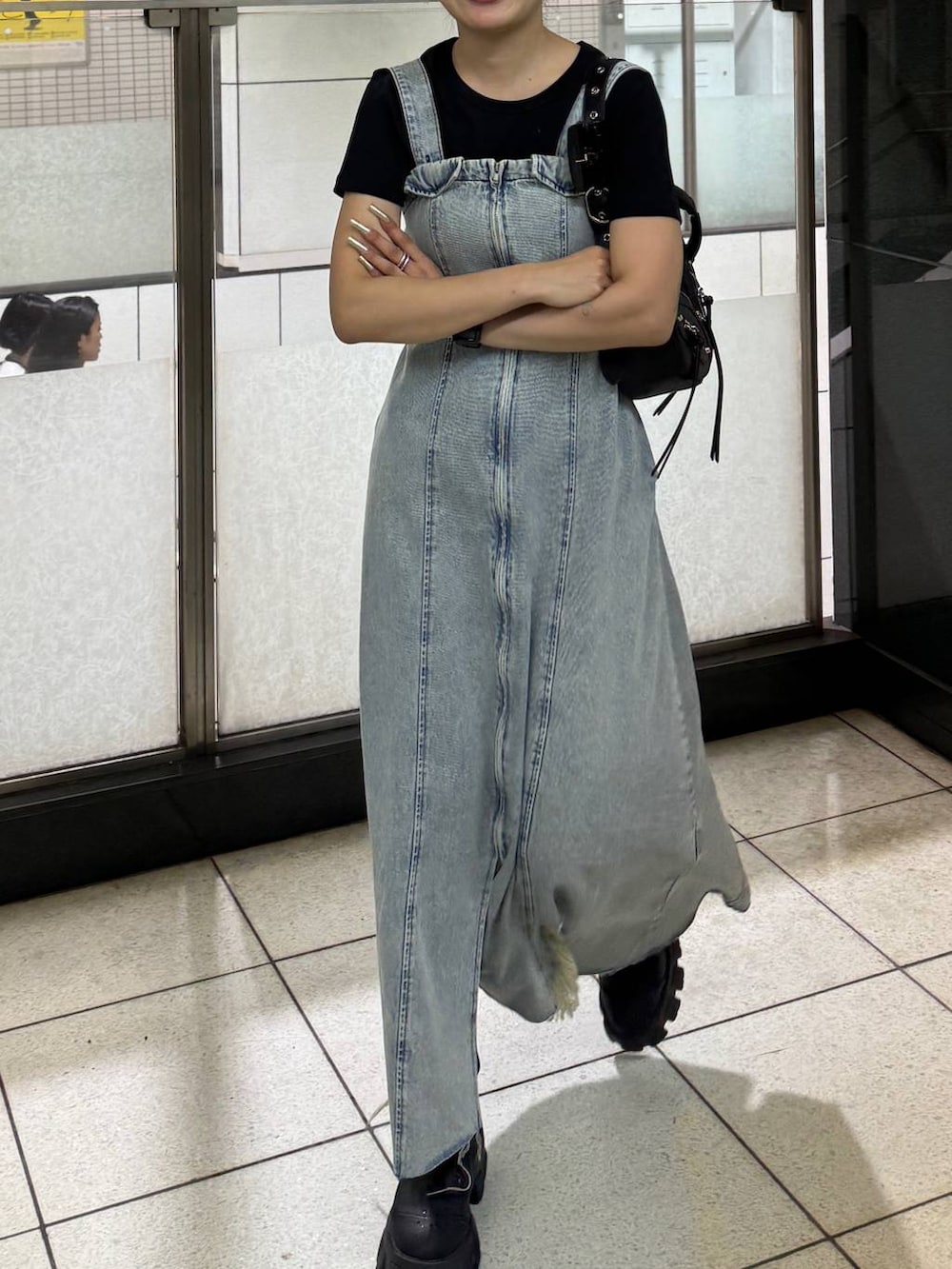 「低身長、JEANASIS」｜「JEANASISのフェイクレザーZIPムーンBAG/106926（ショルダーバッグ、ブラック系）」を使った、ミサ(JEANASiS)さん（レディース・155cm）の夏コーディネートの2枚目の写真
