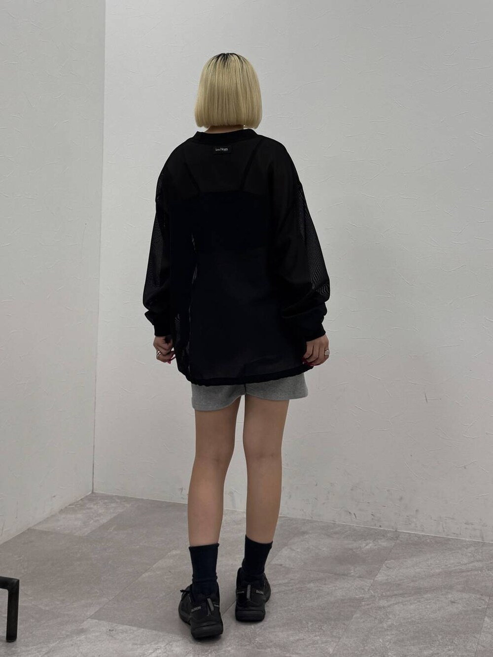 ブラック系のTシャツ/カットソー、グレー系のその他パンツを着用したレディースの春コーディネートの2枚目の写真