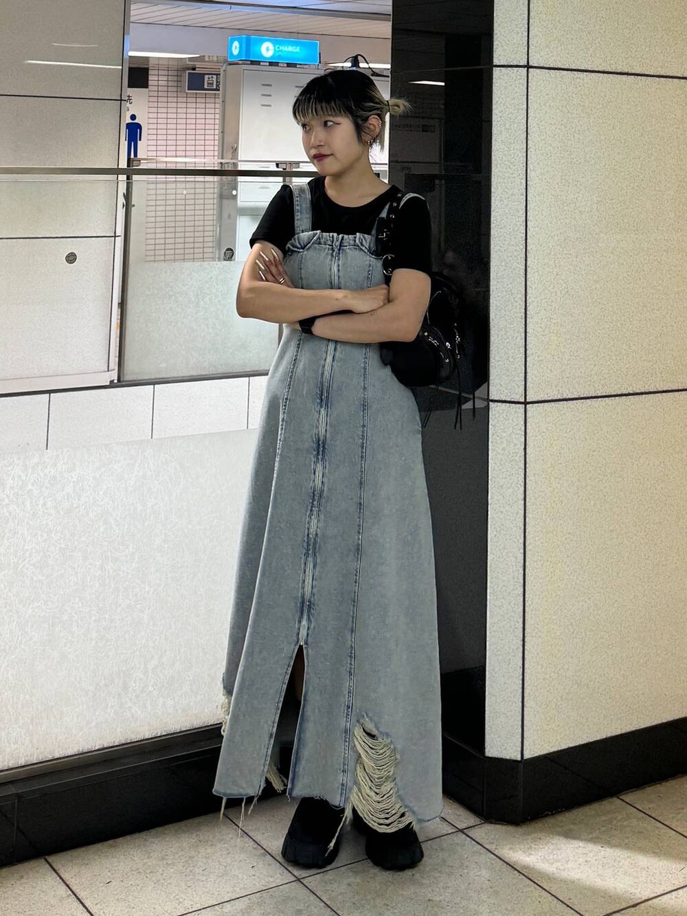 「低身長、JEANASIS」｜「JEANASISのフェイクレザーZIPムーンBAG/106926（ショルダーバッグ、ブラック系）」を使った、ミサ(JEANASiS)さん（レディース・155cm）の夏コーディネートの4枚目の写真