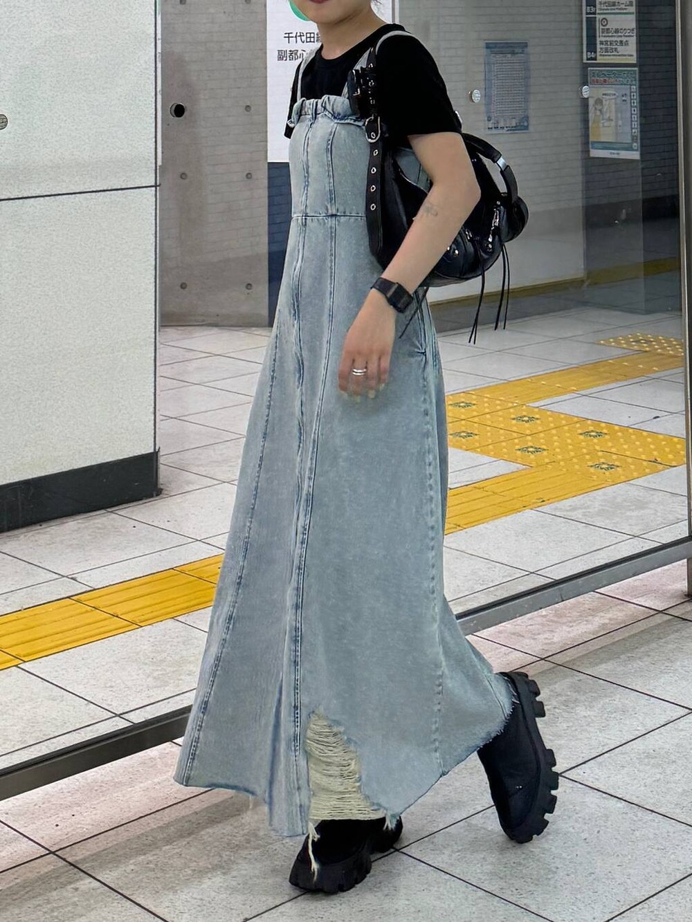 「低身長、JEANASIS」｜「JEANASISのフェイクレザーZIPムーンBAG/106926（ショルダーバッグ、ブラック系）」を使った、ミサ(JEANASiS)さん（レディース・155cm）の夏コーディネートの3枚目の写真