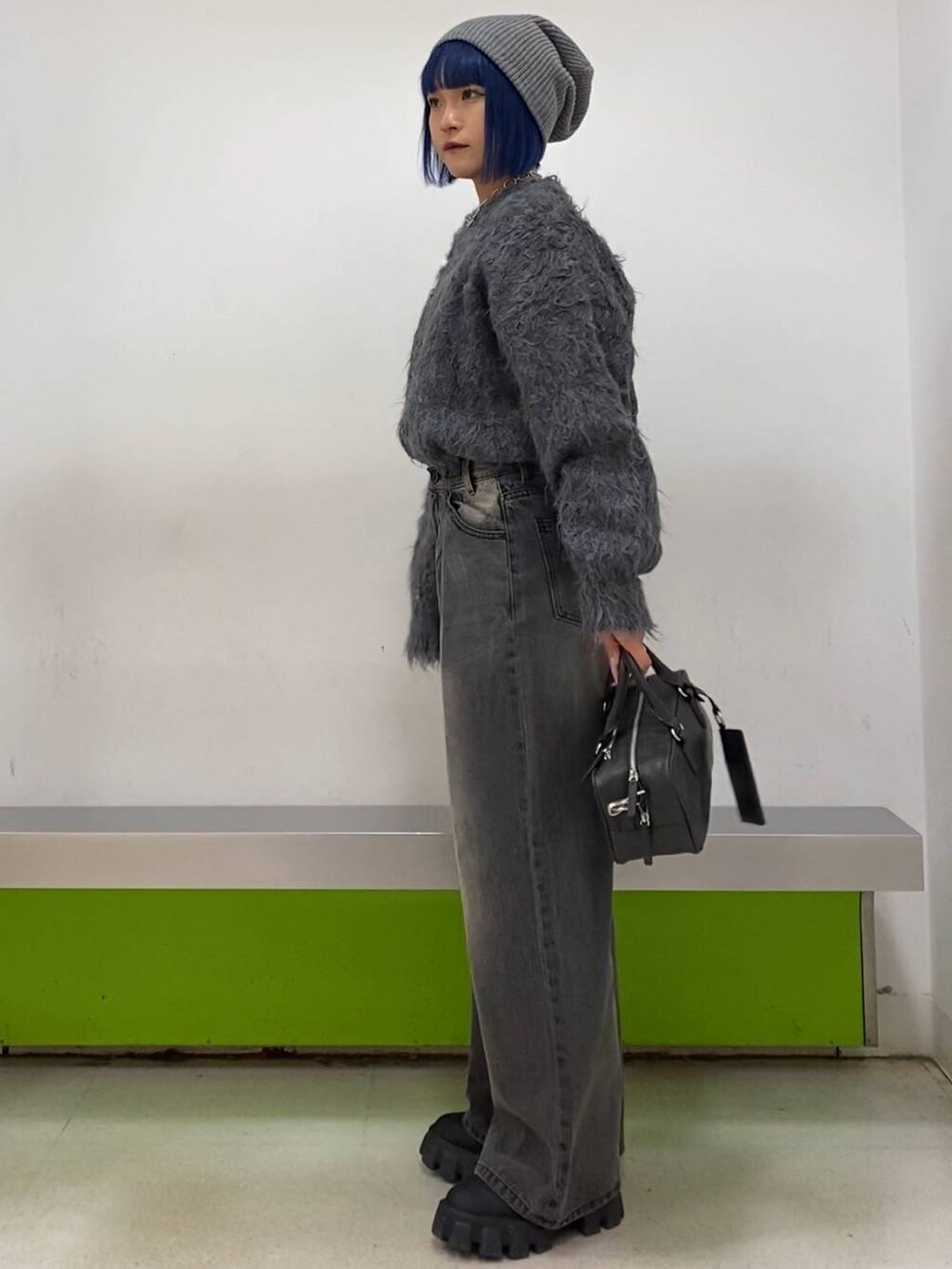 「ワントーン、低身長、JEANASIS」｜「JEANASISのヴィンテージレザーライクボストンBAG/969767（ボストンバッグ、ブラック系）」を使った、ミサ(JEANASiS)さん（レディース・155cm）の冬コーディネートの3枚目の写真
