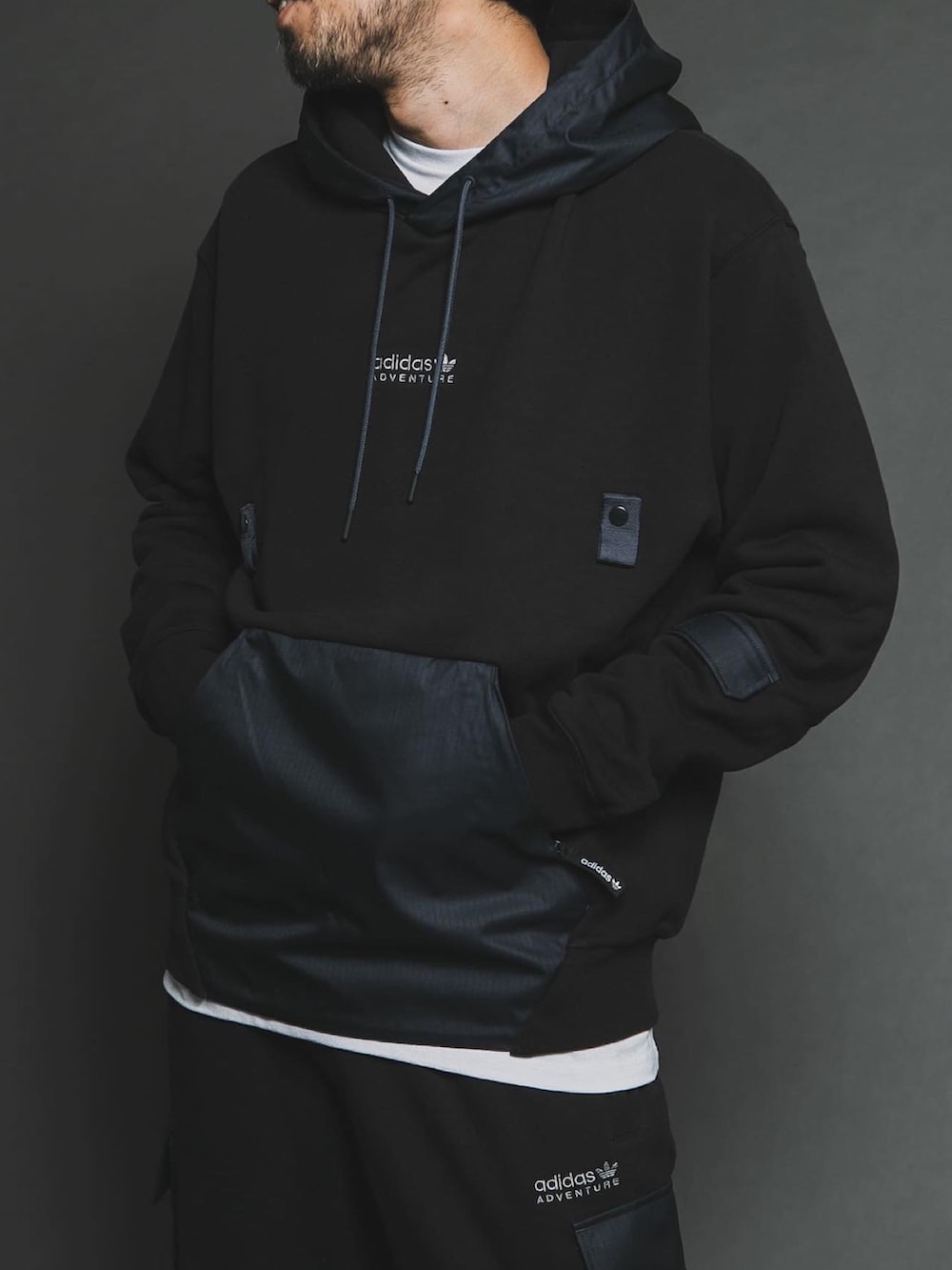 ブラック系のパーカー、ブラック系のスウェットパンツ、グレー系のスニーカーを着用したメンズの秋コーディネートの2枚目の写真