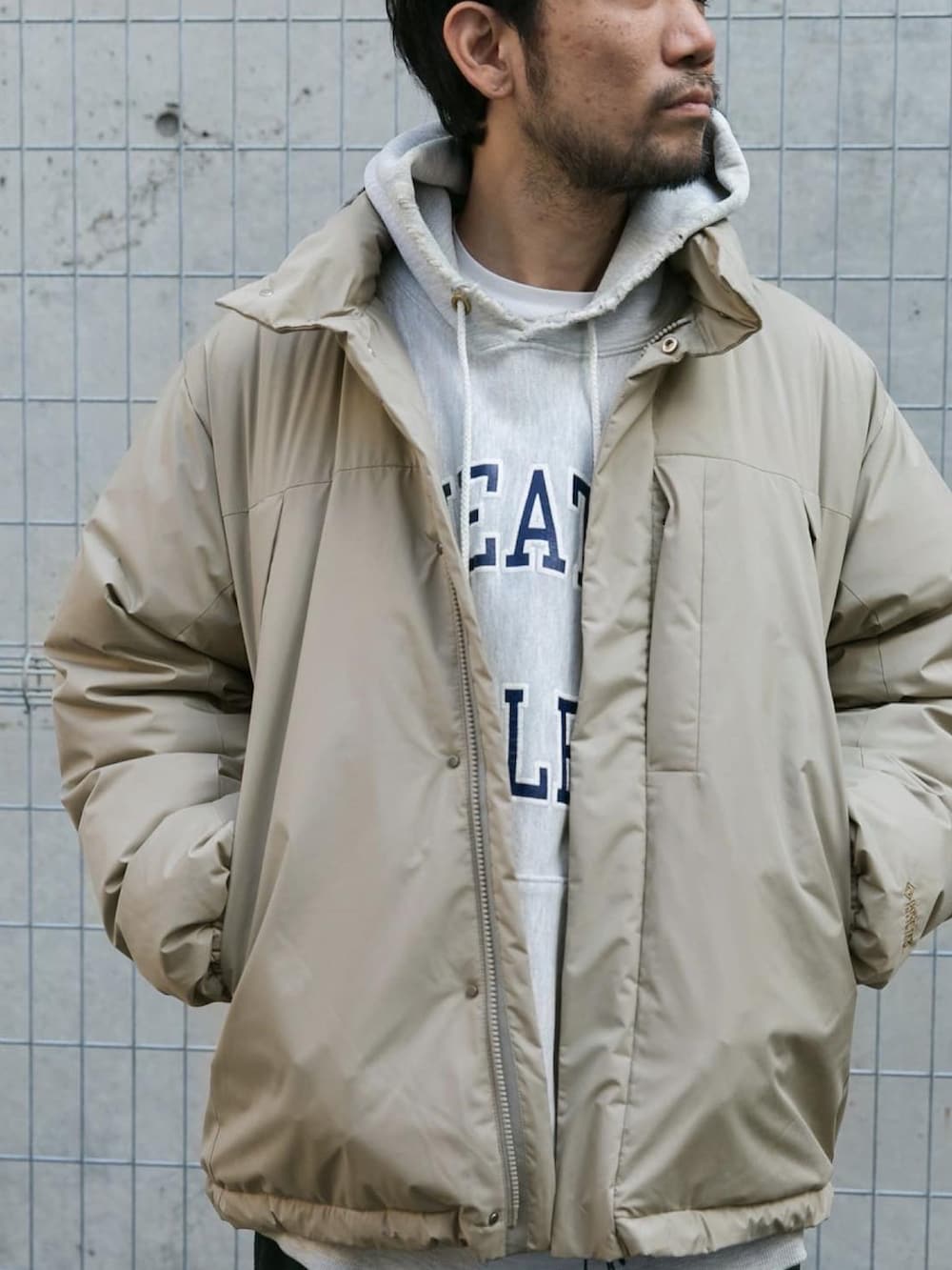 ベージュ系のダウンジャケット/コート、ベージュ系のダウンジャケット/コート、グリーン系のパンツを着用したメンズの冬コーディネートの2枚目の写真