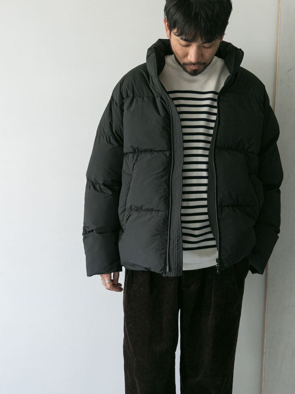 ブラック系のダウンジャケット/コートを着用したメンズの秋コーディネートの2枚目の写真