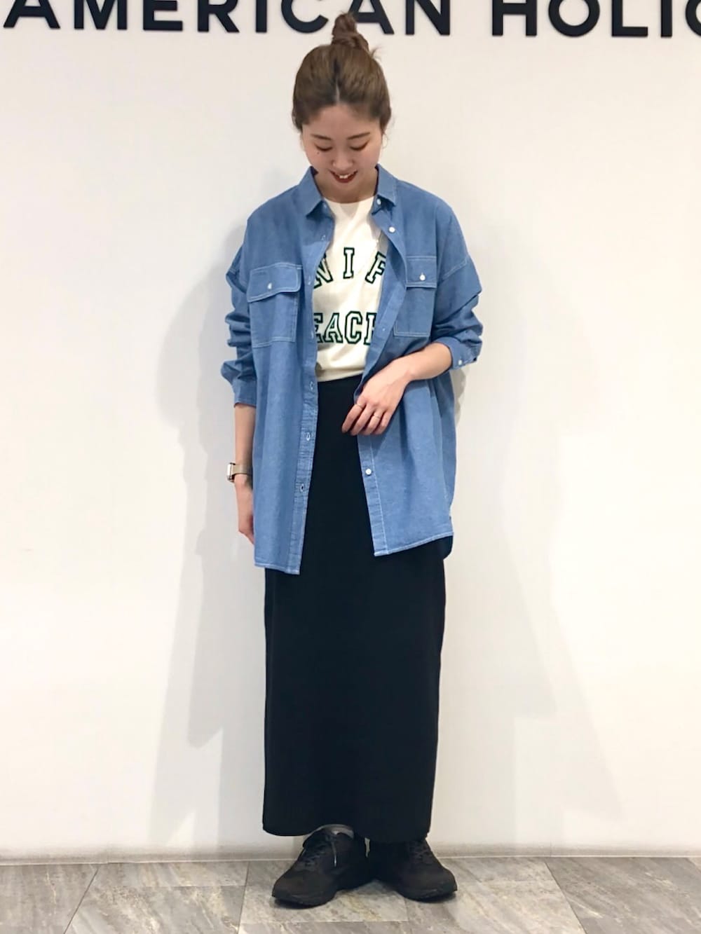 ホワイト系のTシャツ/カットソー、ブルー系のシャツ/ブラウス、ブラック系のスカートを着用したレディースの春コーディネートの2枚目の写真