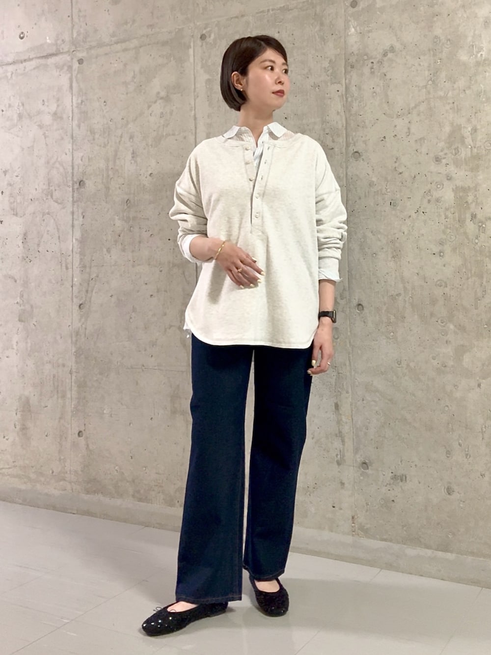 ホワイト系のシャツ/ブラウス、ブルー系のデニムパンツ、ブラック系のパンプスを着用したレディースの春コーディネートの2枚目の写真