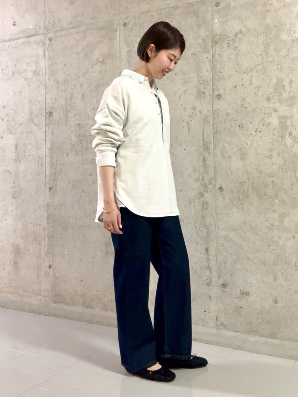 ホワイト系のシャツ/ブラウス、ブルー系のデニムパンツ、ブラック系のパンプスを着用したレディースの春コーディネートの5枚目の写真