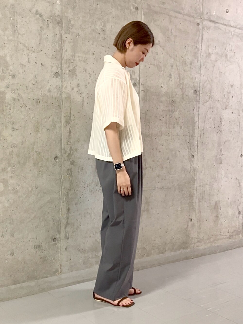 グレー系のその他パンツ、ホワイト系のシャツ/ブラウスを着用したレディースの夏コーディネートの3枚目の写真