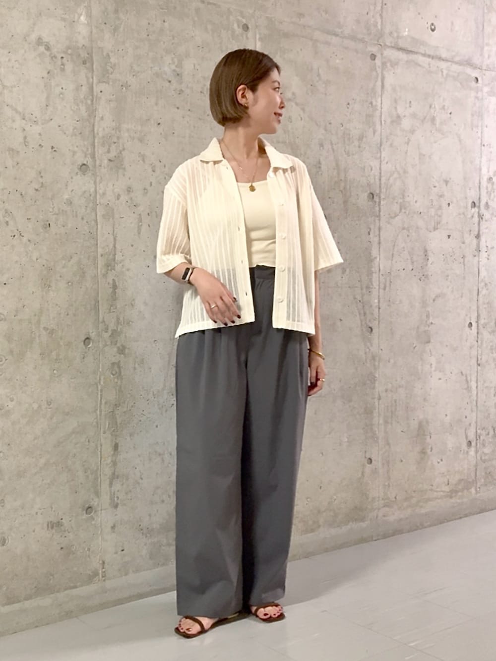 グレー系のその他パンツ、ホワイト系のシャツ/ブラウスを着用したレディースの夏コーディネートの2枚目の写真