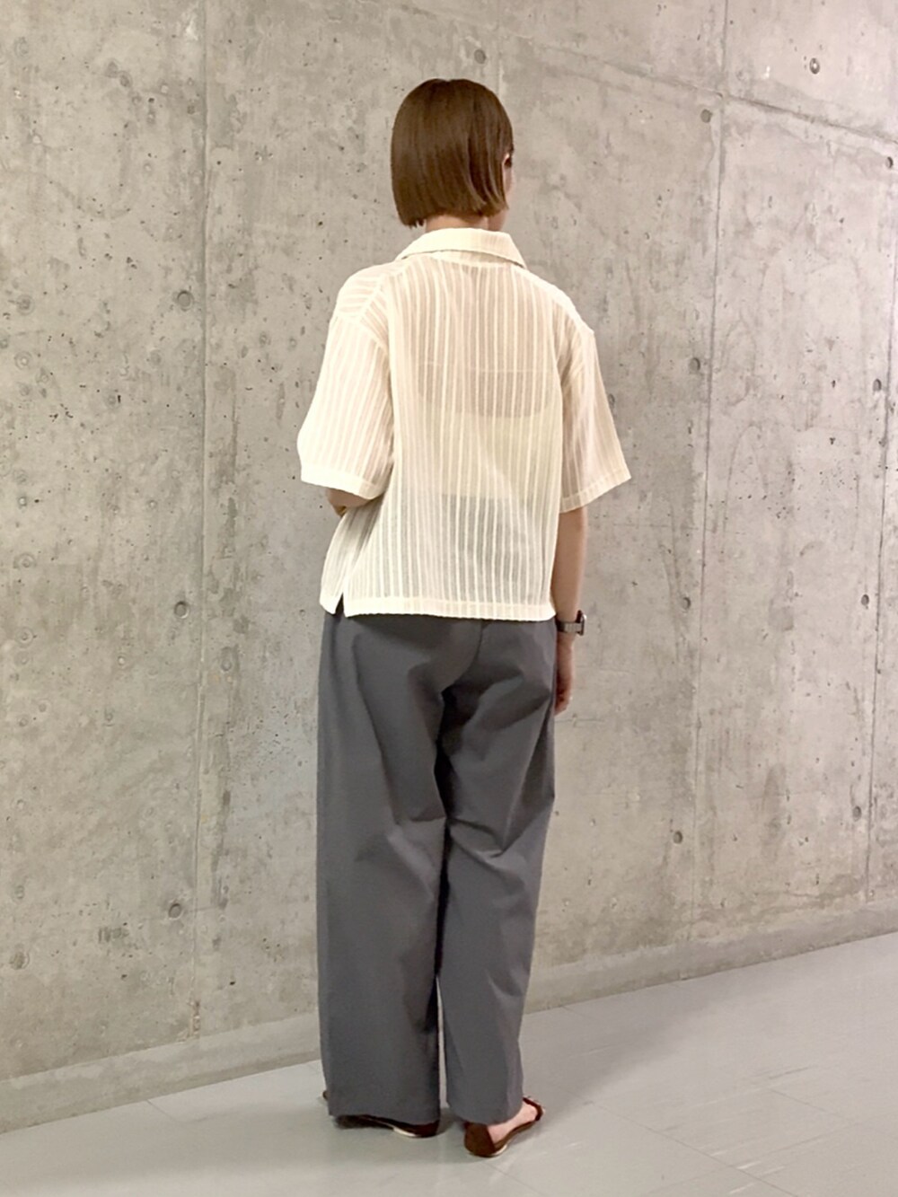 グレー系のその他パンツ、ホワイト系のシャツ/ブラウスを着用したレディースの夏コーディネートの4枚目の写真