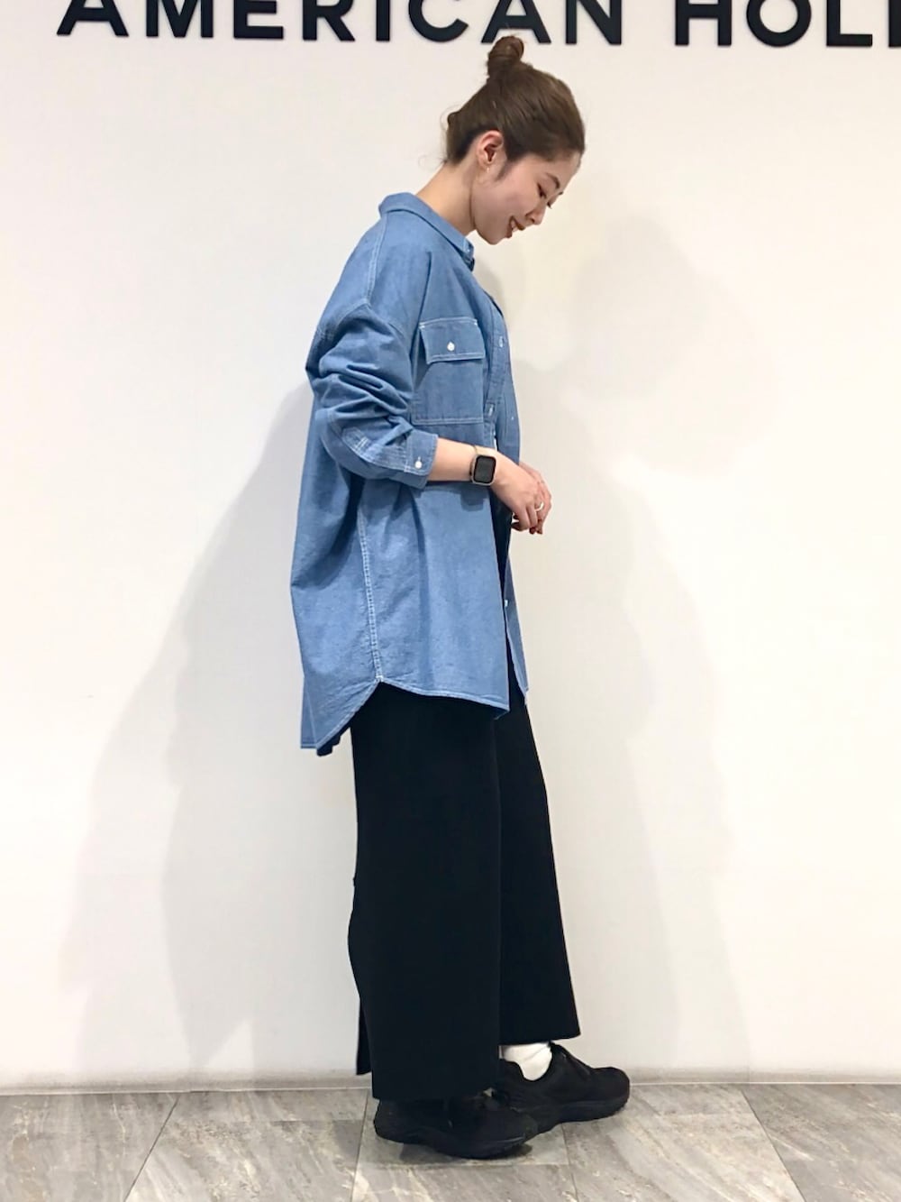 ホワイト系のTシャツ/カットソー、ブルー系のシャツ/ブラウス、ブラック系のスカートを着用したレディースの春コーディネートの3枚目の写真