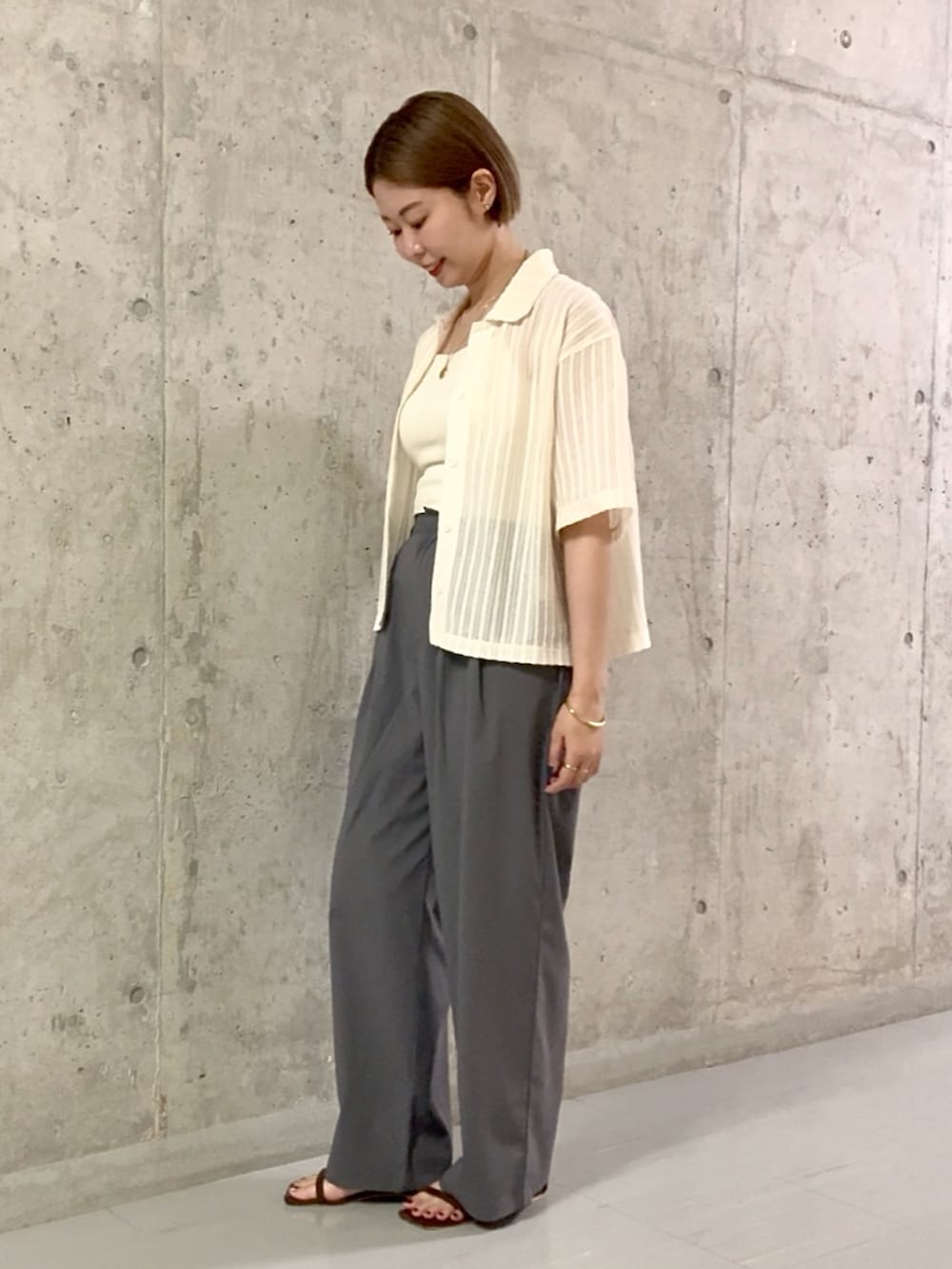 グレー系のその他パンツ、ホワイト系のシャツ/ブラウスを着用したレディースの夏コーディネートの5枚目の写真