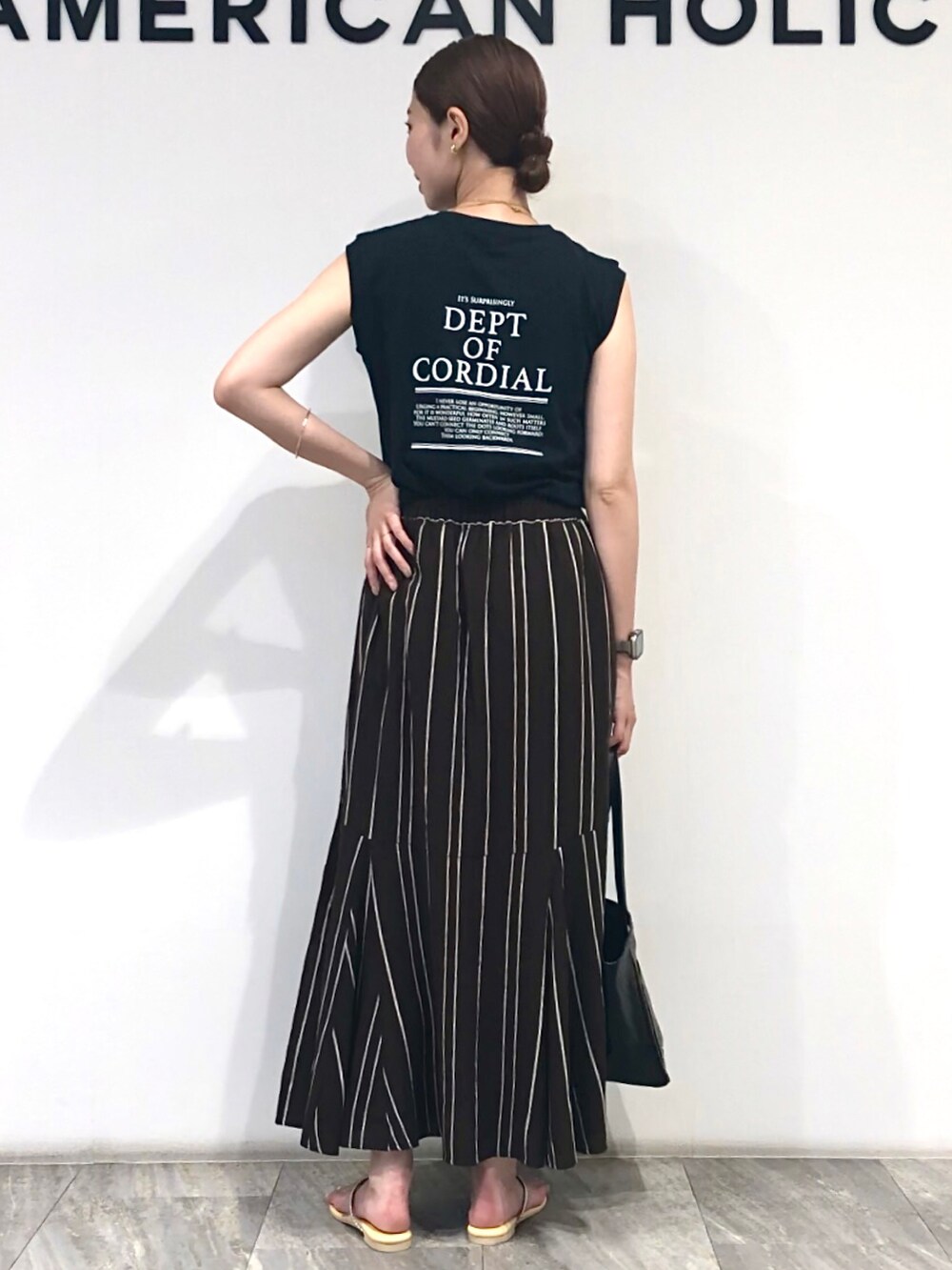 M A R Iさんの「ロゴノースリーブカットプルオーバー（AMERICAN HOLIC）」を使ったコーディネートの4枚目の写真