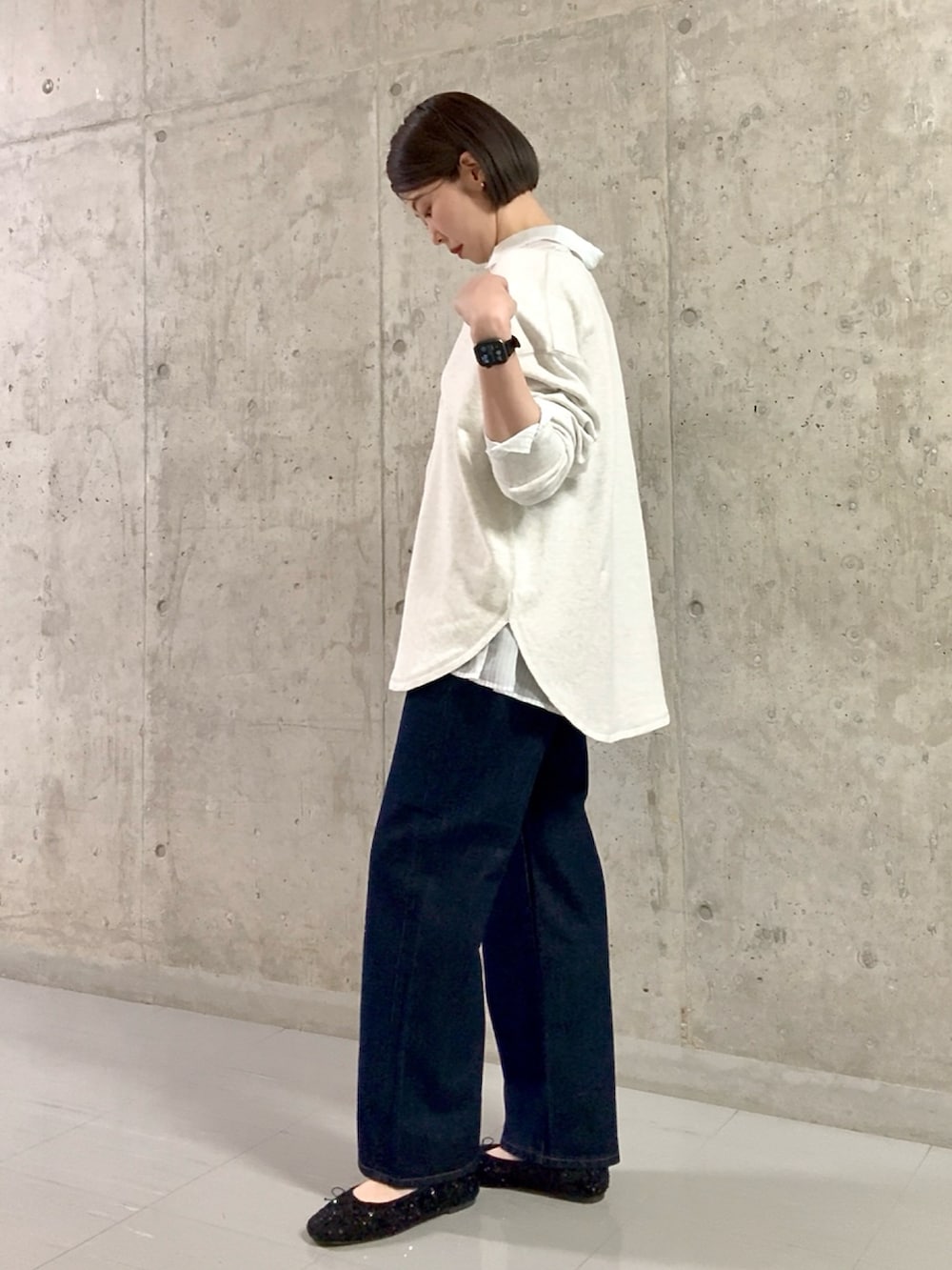 ホワイト系のシャツ/ブラウス、ブルー系のデニムパンツ、ブラック系のパンプスを着用したレディースの春コーディネートの3枚目の写真