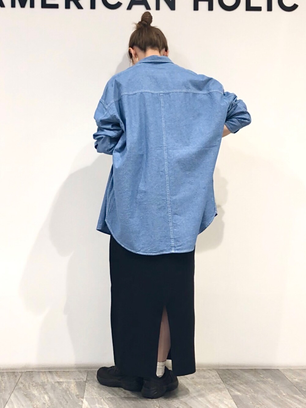 ホワイト系のTシャツ/カットソー、ブルー系のシャツ/ブラウス、ブラック系のスカートを着用したレディースの春コーディネートの5枚目の写真