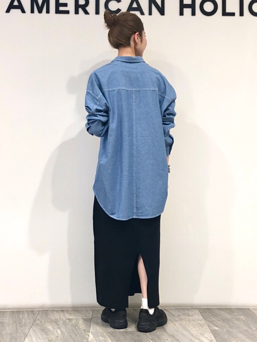 ホワイト系のTシャツ/カットソー、ブルー系のシャツ/ブラウス、ブラック系のスカートを着用したレディースの春コーディネートの4枚目の写真