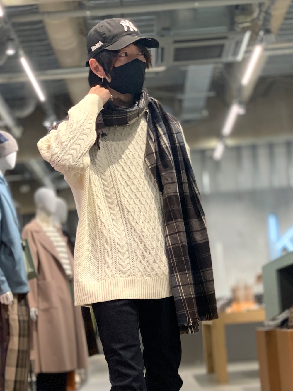 ブルー系のその他パンツ、ホワイト系のニット/セーター、ブラック系のブーツを着用したメンズの冬コーディネートの2枚目の写真