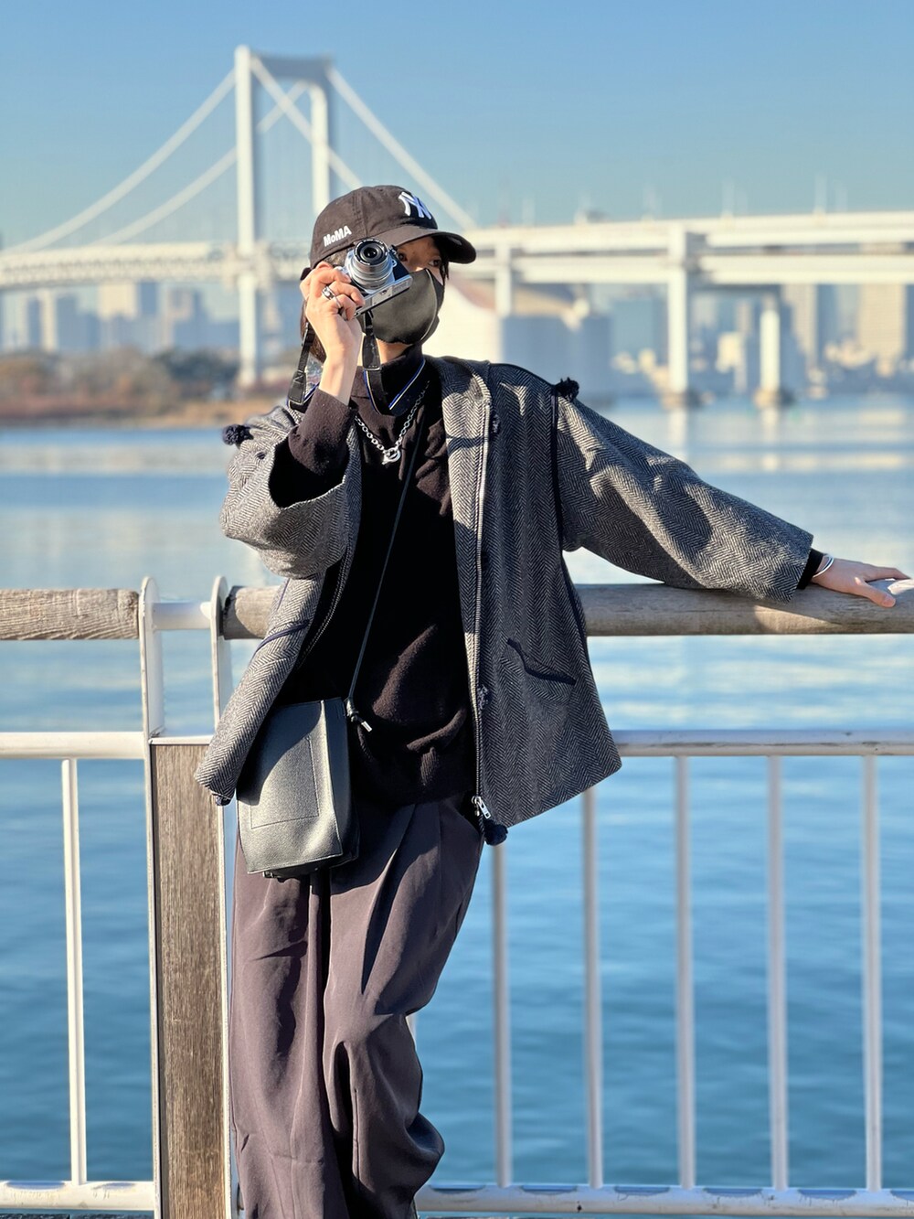 ブラック系のトートバッグ、グレー系のジャケット/アウター、ブラック系のパンツを着用したメンズの冬コーディネートの2枚目の写真