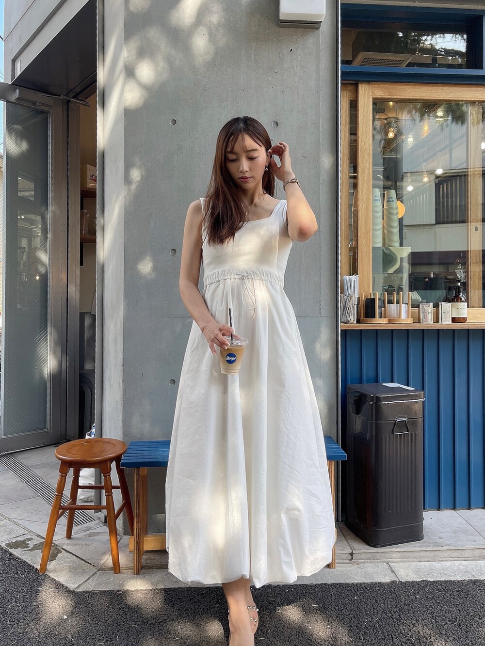 ホワイト系のワンピースを着用したレディースの春コーディネートの2枚目の写真