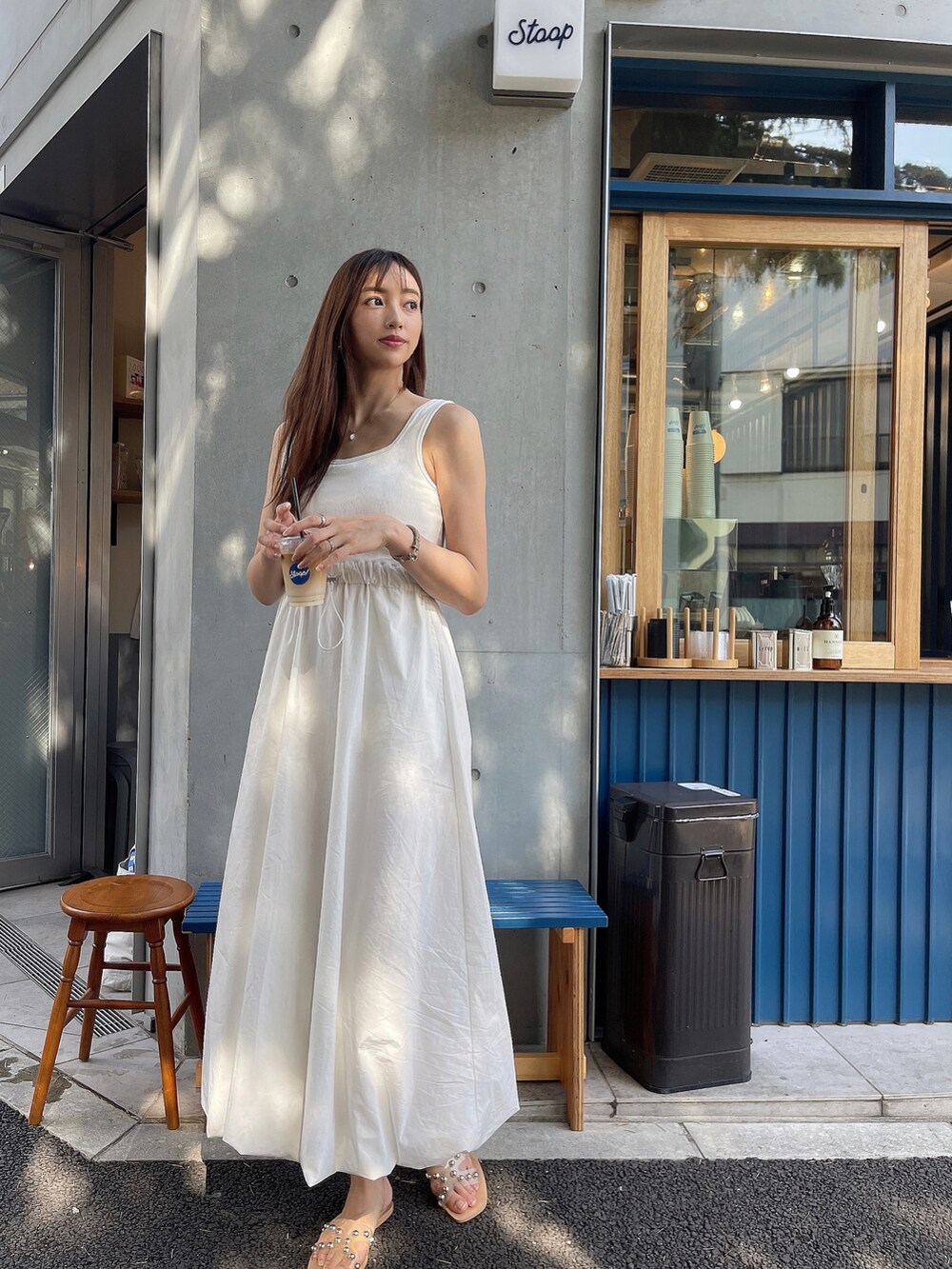 ホワイト系のワンピースを着用したレディースの春コーディネートの3枚目の写真