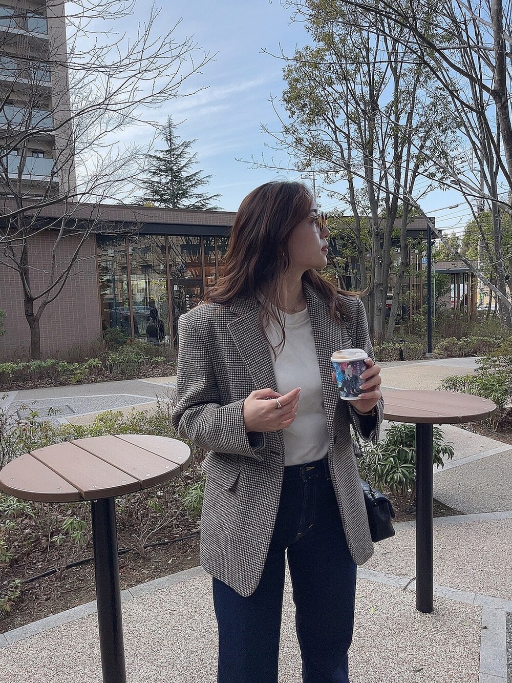 ブラウン系のジャケット/アウター、ブルー系のパンツ、ホワイト系のTシャツ/カットソーを着用したレディースの春コーディネートの3枚目の写真