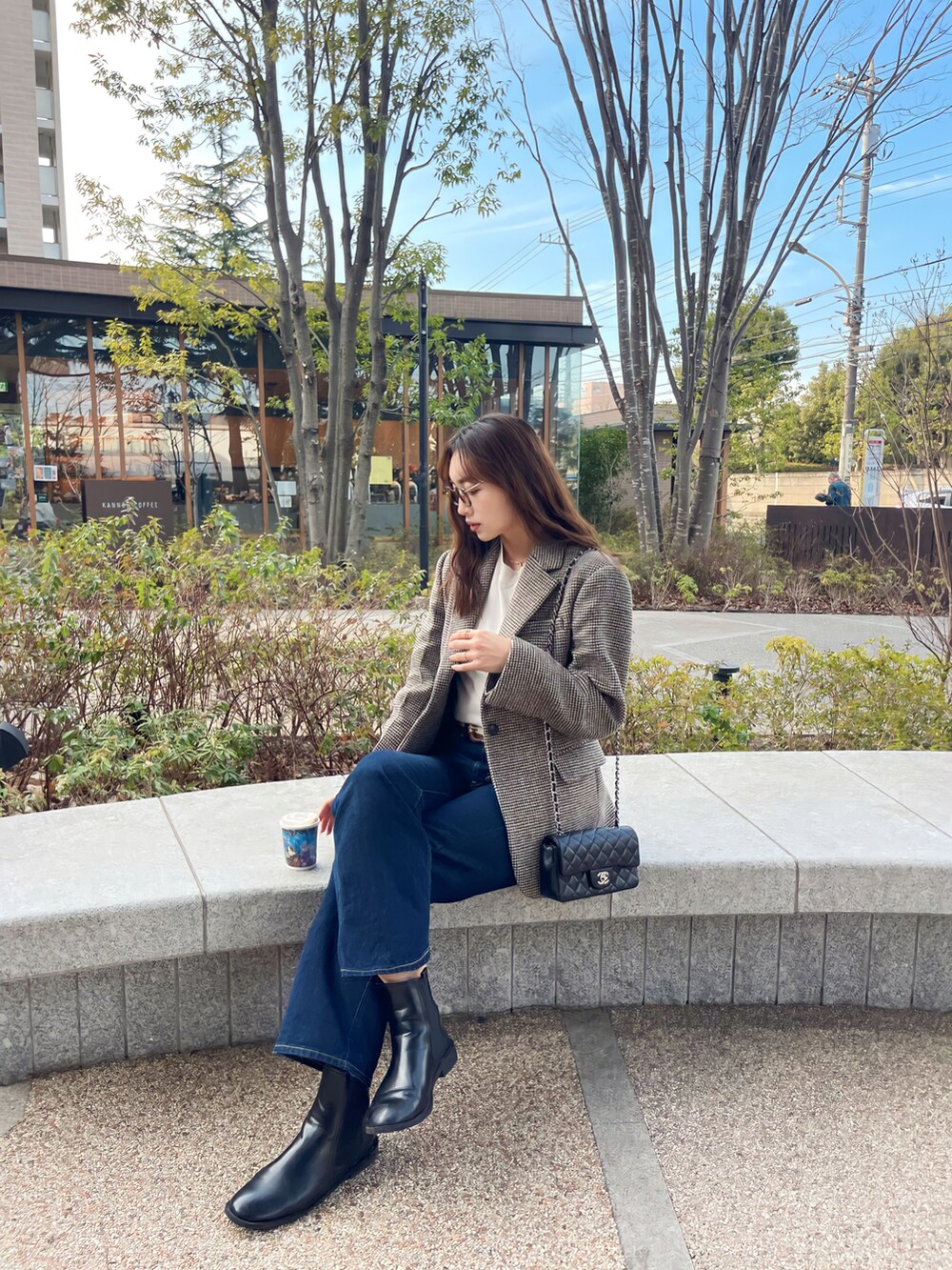 ブラウン系のジャケット/アウター、ブルー系のパンツ、ホワイト系のTシャツ/カットソーを着用したレディースの春コーディネートの2枚目の写真