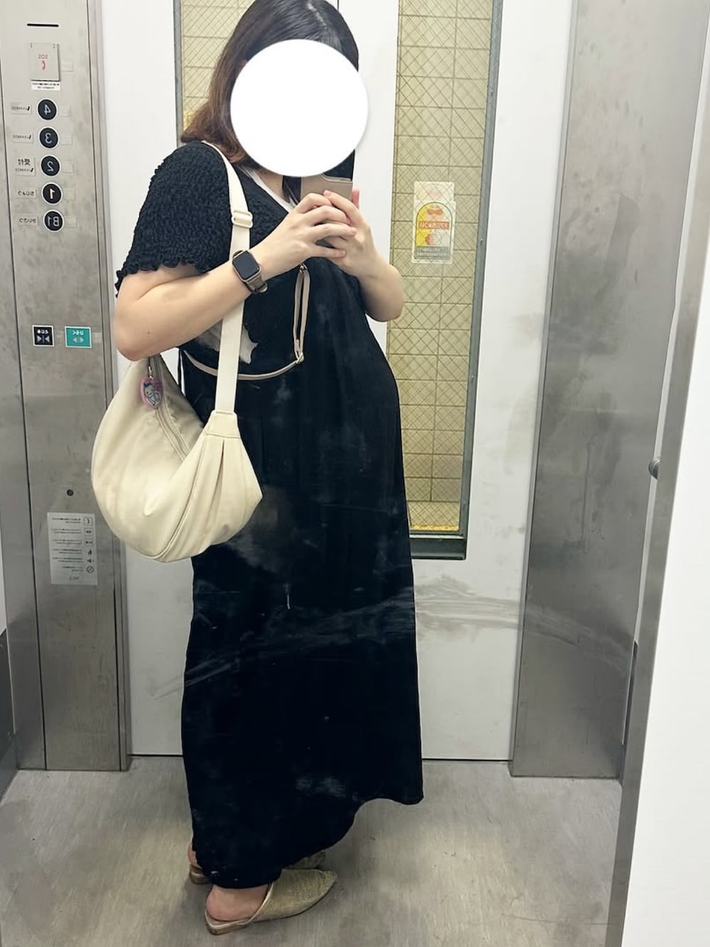 ホワイト系のショルダーバッグ、ゴールド系のサンダル、ブラック系のマタニティウェア/グッズを着用したレディースの秋コーディネートの2枚目の写真