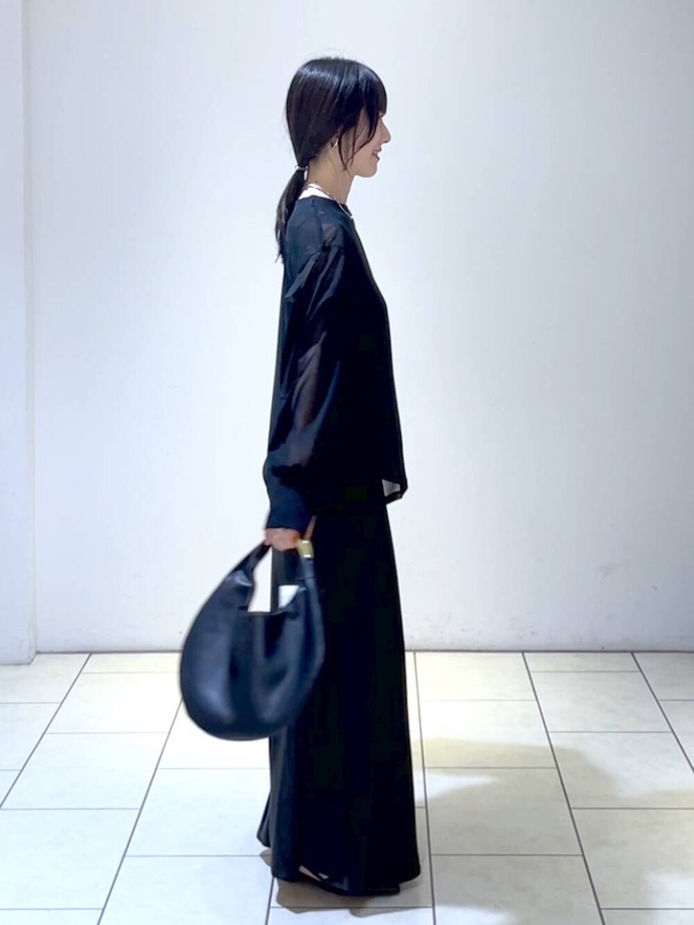 ブラック系のスカート、ブラック系のキャミソール、ブラック系のシャツ/ブラウスを着用したレディースの夏コーディネートの3枚目の写真