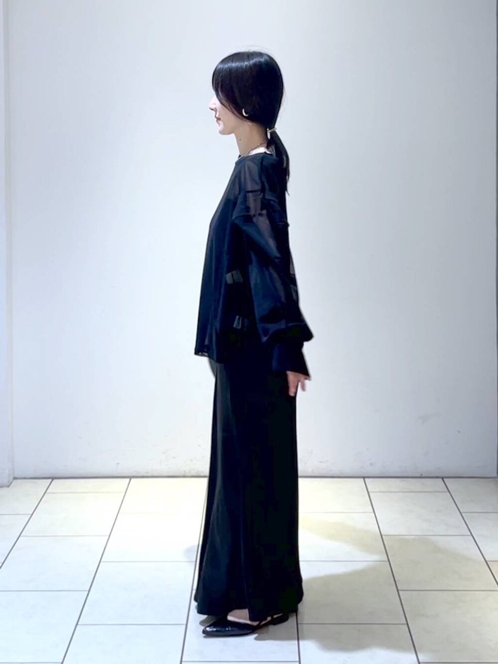 ブラック系のスカート、ブラック系のキャミソール、ブラック系のシャツ/ブラウスを着用したレディースの夏コーディネートの5枚目の写真