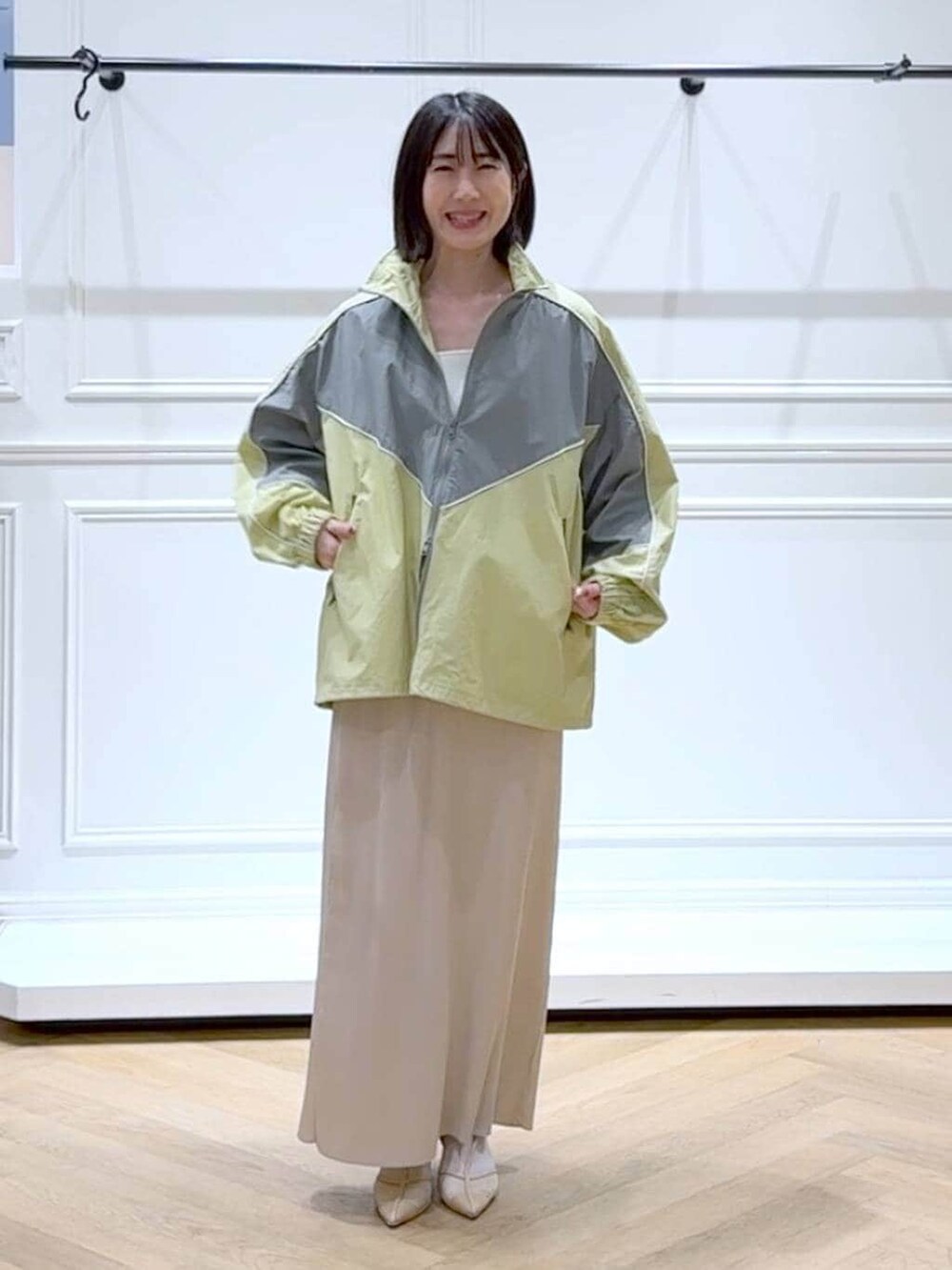 ホワイト系のスカート、イエロー系のブルゾン、ホワイト系のニット/セーターを着用したレディースの春コーディネートの6枚目の写真