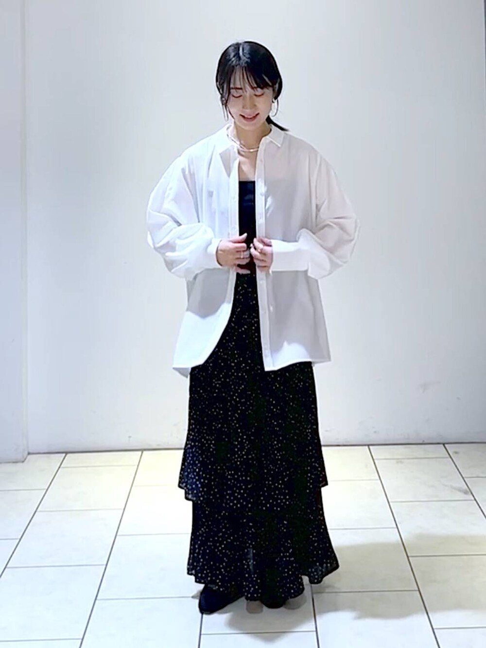 ホワイト系のシャツ/ブラウス、グレー系のスカート、ブラック系のバレエシューズを着用したレディースの秋コーディネートの5枚目の写真