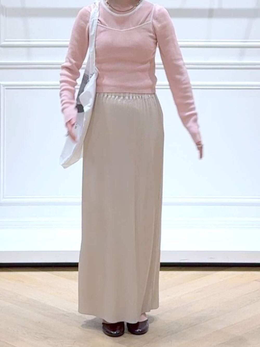 ホワイト系のスカート、ピンク系のTシャツ/カットソー、レッド系のパンプスを着用したレディースの春コーディネートの2枚目の写真