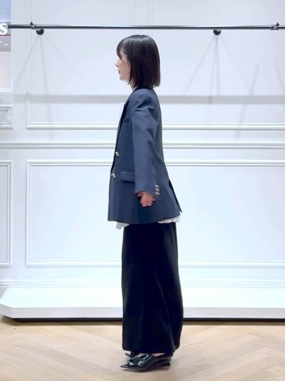 ブルー系のテーラードジャケット、ホワイト系のシャツ/ブラウス、ブラック系のサンダルを着用したレディースの春コーディネートの5枚目の写真