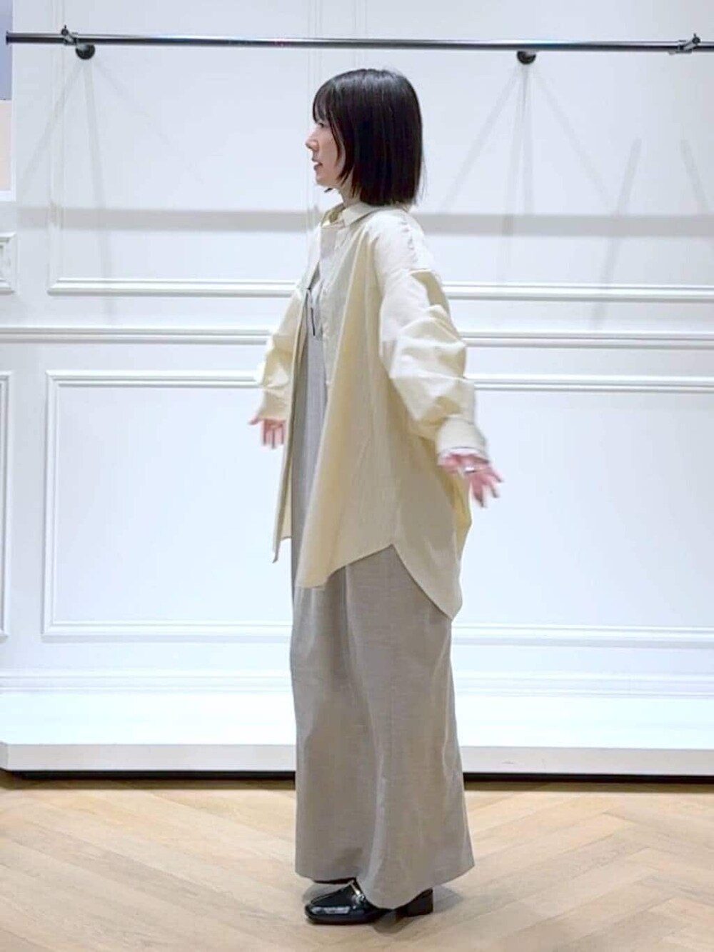 ブラック系のローファー、ホワイト系のTシャツ/カットソー、イエロー系のシャツ/ブラウスを着用したレディースの春コーディネートの5枚目の写真