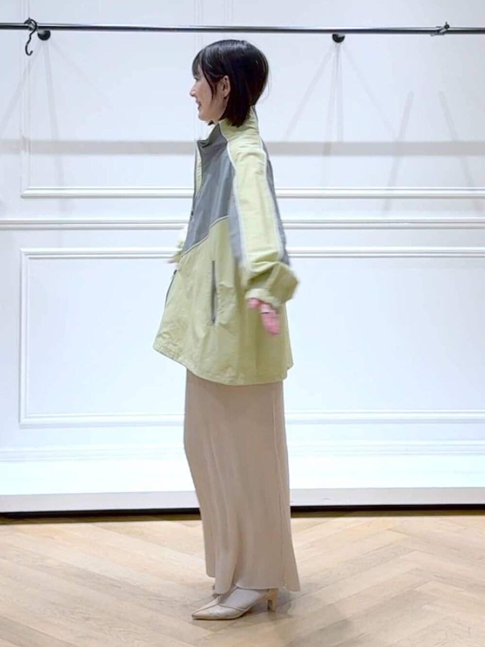 ホワイト系のスカート、イエロー系のブルゾン、ホワイト系のニット/セーターを着用したレディースの春コーディネートの5枚目の写真