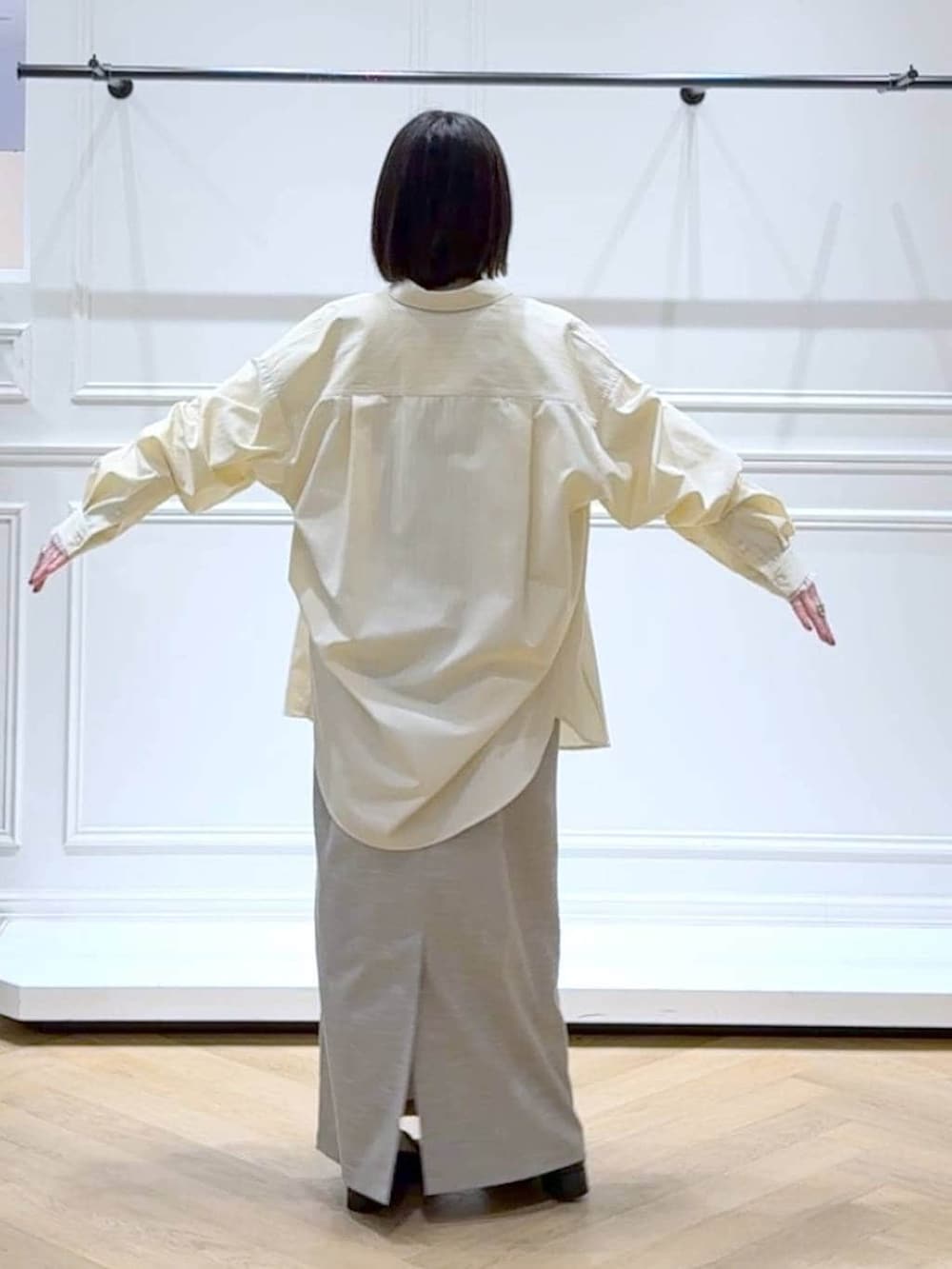 ブラック系のローファー、ホワイト系のTシャツ/カットソー、イエロー系のシャツ/ブラウスを着用したレディースの春コーディネートの4枚目の写真