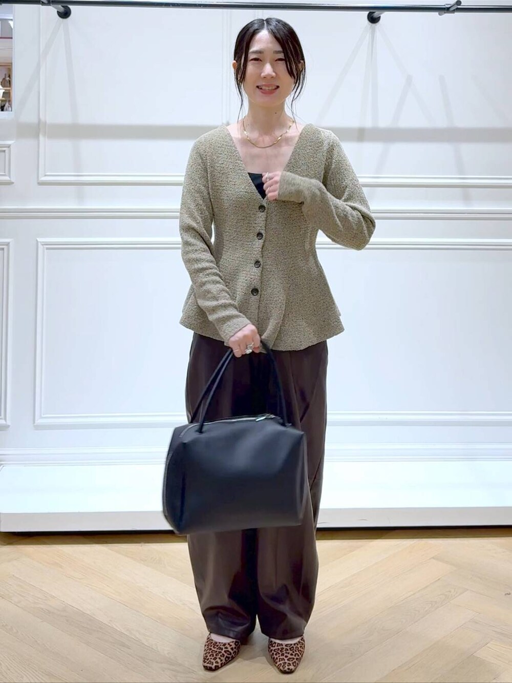 ブラウン系のその他パンツ、ブラック系のボストンバッグ、ブラウン系のパンプスを着用したレディースの秋コーディネートの6枚目の写真