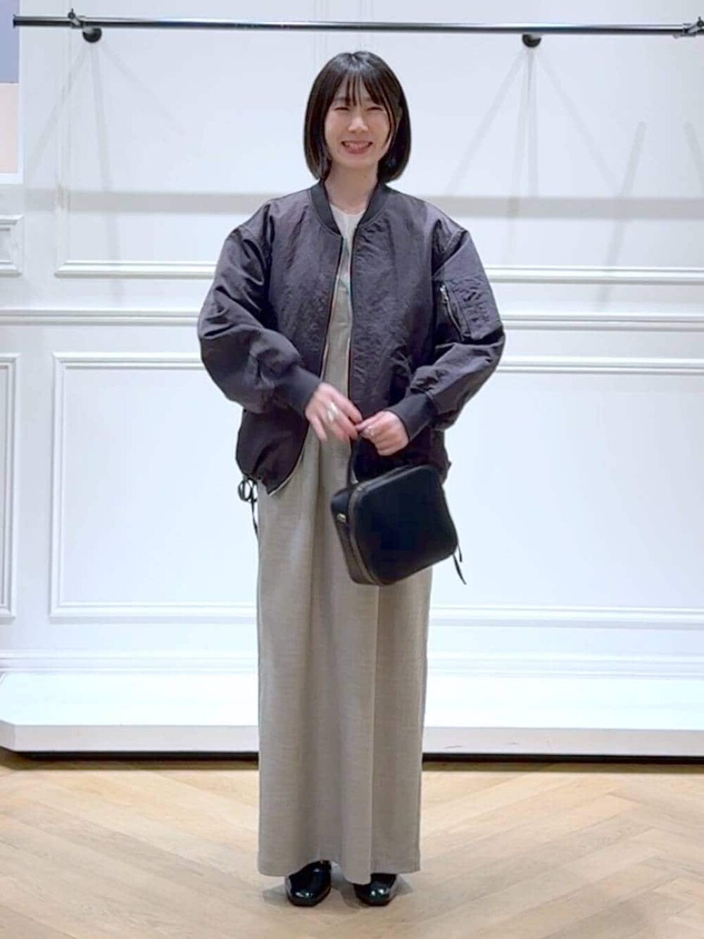 ブラック系のローファー、グレー系のMA-1、ホワイト系のTシャツ/カットソーを着用したレディースの春コーディネートの6枚目の写真