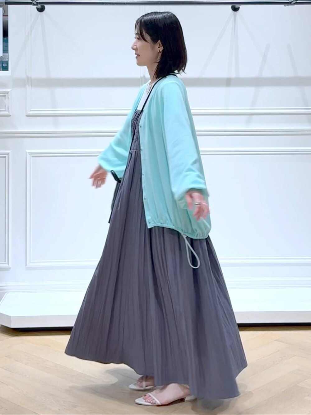 グリーン系のカーディガン/ボレロ、ホワイト系のサンダル、ホワイト系のTシャツ/カットソーを着用したレディースの夏コーディネートの5枚目の写真