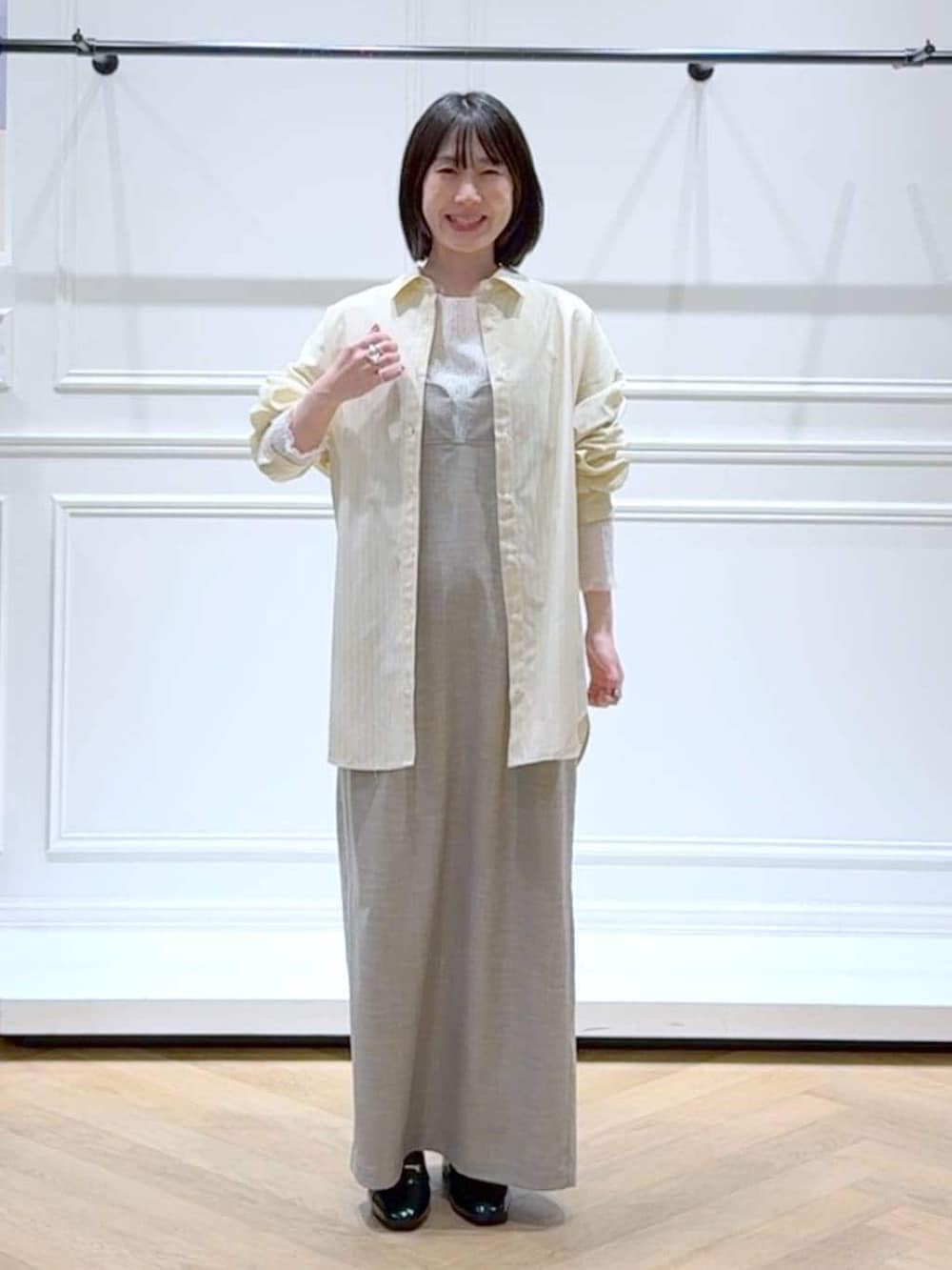 ブラック系のローファー、ホワイト系のTシャツ/カットソー、イエロー系のシャツ/ブラウスを着用したレディースの春コーディネートの6枚目の写真