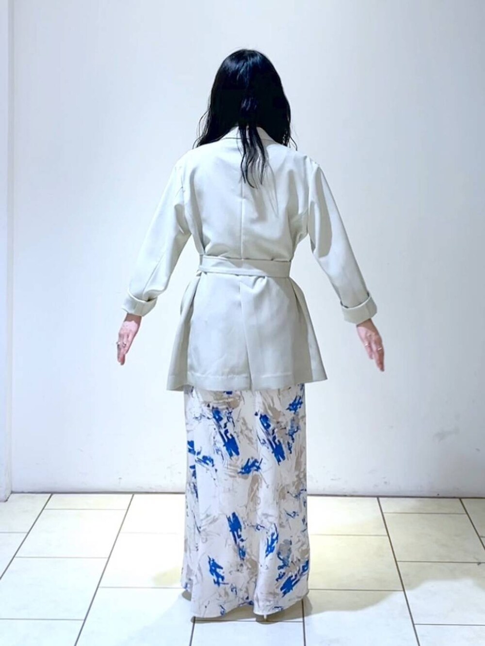 シルバー系のサンダル、ブルー系のスカート、ベージュ系のテーラードジャケットを着用したレディースの春コーディネートの4枚目の写真